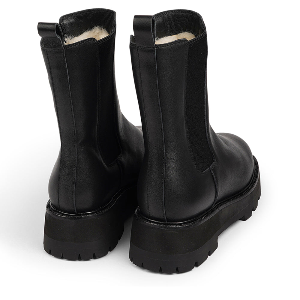 Lovelies Studio - Wrapped in a warm shearling lining, Musala ensures that your feet stay toasty even in the coldest of temperatures. But that's not all – the innovative addition of flyknit on the side of the boot not only enhances breathability but also adds a touch of modern flair to your winter ensemble.