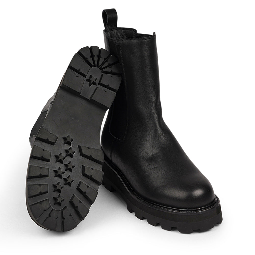 Lovelies Studio - Wrapped in a warm shearling lining, Musala ensures that your feet stay toasty even in the coldest of temperatures. But that's not all – the innovative addition of flyknit on the side of the boot not only enhances breathability but also adds a touch of modern flair to your winter ensemble.