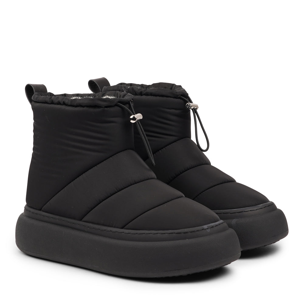 The Nimis boots are crafted to keep your feet cozy and stylish throughout the autumn and winter season. Enjoy the ultimate softness and warmth as the luxurious shearling lining envelops your feet in comfort.
Featuring soft, durable rubber soles, these boots offer the perfect balance of flexibility and strength, making them ideal for winter. Thanks to the water-resistant nylon material, you can stay dry and comfortable, even on rainy days.