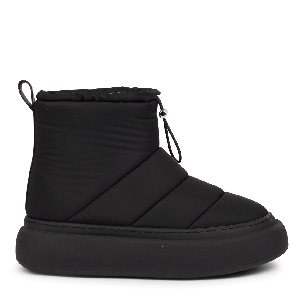 The Nimis boots are crafted to keep your feet cozy and stylish throughout the autumn and winter season. Enjoy the ultimate softness and warmth as the luxurious shearling lining envelops your feet in comfort.
Featuring soft, durable rubber soles, these boots offer the perfect balance of flexibility and strength, making them ideal for winter. Thanks to the water-resistant nylon material, you can stay dry and comfortable, even on rainy days.