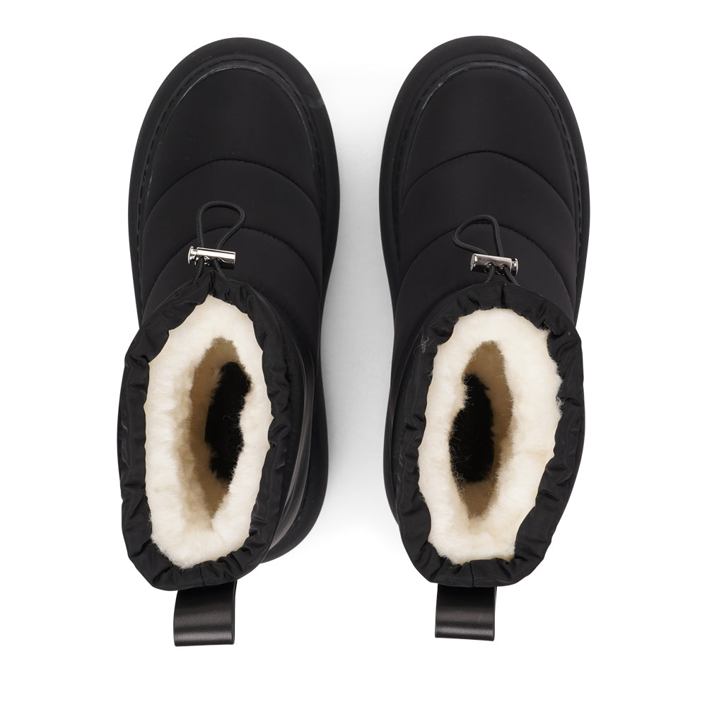 The Nimis boots are crafted to keep your feet cozy and stylish throughout the autumn and winter season. Enjoy the ultimate softness and warmth as the luxurious shearling lining envelops your feet in comfort.
Featuring soft, durable rubber soles, these boots offer the perfect balance of flexibility and strength, making them ideal for winter. Thanks to the water-resistant nylon material, you can stay dry and comfortable, even on rainy days.