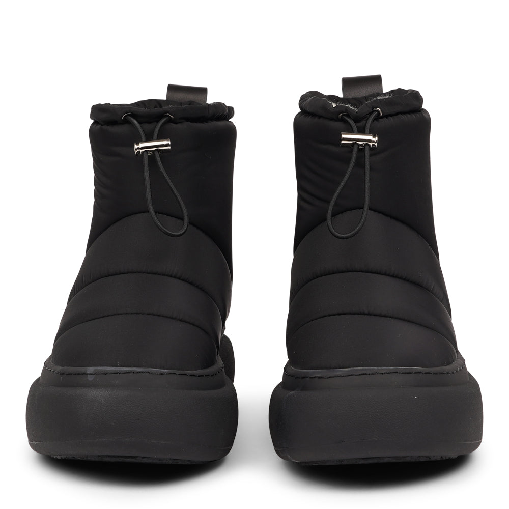 The Nimis boots are crafted to keep your feet cozy and stylish throughout the autumn and winter season. Enjoy the ultimate softness and warmth as the luxurious shearling lining envelops your feet in comfort.
Featuring soft, durable rubber soles, these boots offer the perfect balance of flexibility and strength, making them ideal for winter. Thanks to the water-resistant nylon material, you can stay dry and comfortable, even on rainy days.