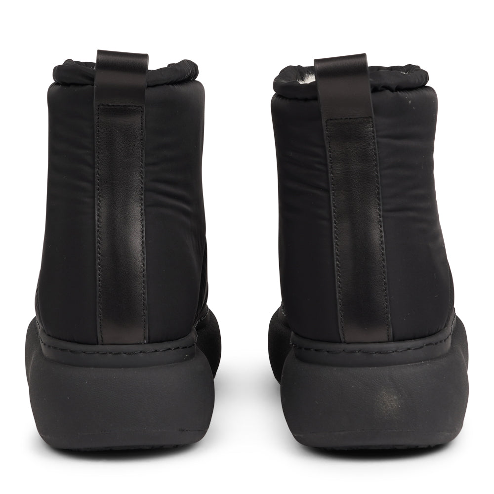 The Nimis boots are crafted to keep your feet cozy and stylish throughout the autumn and winter season. Enjoy the ultimate softness and warmth as the luxurious shearling lining envelops your feet in comfort.
Featuring soft, durable rubber soles, these boots offer the perfect balance of flexibility and strength, making them ideal for winter. Thanks to the water-resistant nylon material, you can stay dry and comfortable, even on rainy days.