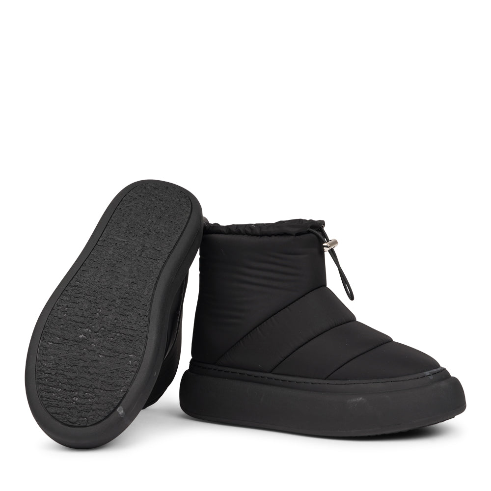 The Nimis boots are crafted to keep your feet cozy and stylish throughout the autumn and winter season. Enjoy the ultimate softness and warmth as the luxurious shearling lining envelops your feet in comfort.
Featuring soft, durable rubber soles, these boots offer the perfect balance of flexibility and strength, making them ideal for winter. Thanks to the water-resistant nylon material, you can stay dry and comfortable, even on rainy days.