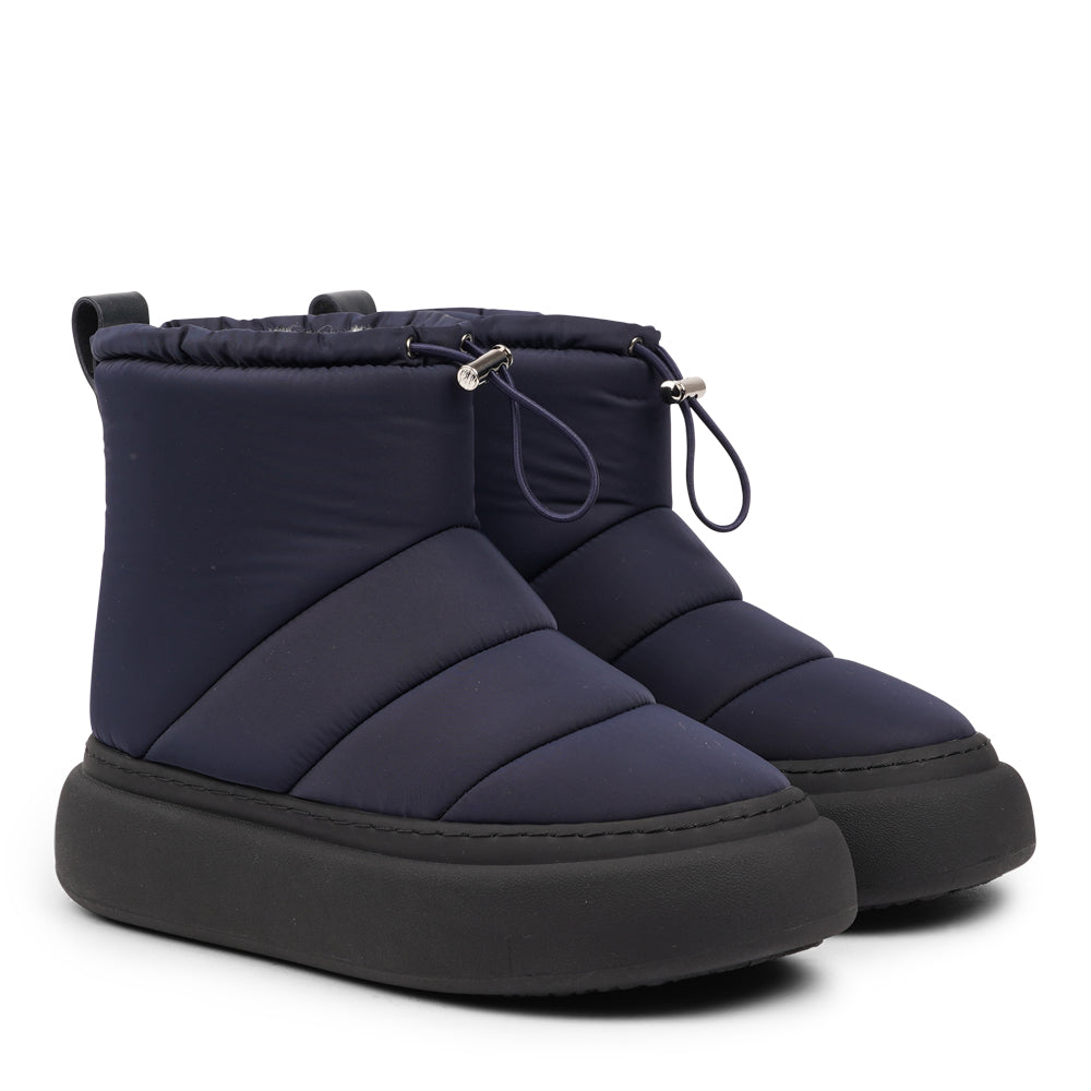The Nimis boots are crafted to keep your feet cozy and stylish throughout the autumn and winter season. Enjoy the ultimate softness and warmth as the luxurious shearling lining envelops your feet in comfort.
Featuring soft, durable rubber soles, these boots offer the perfect balance of flexibility and strength, making them ideal for winter. Thanks to the water-resistant nylon material, you can stay dry and comfortable, even on rainy days.