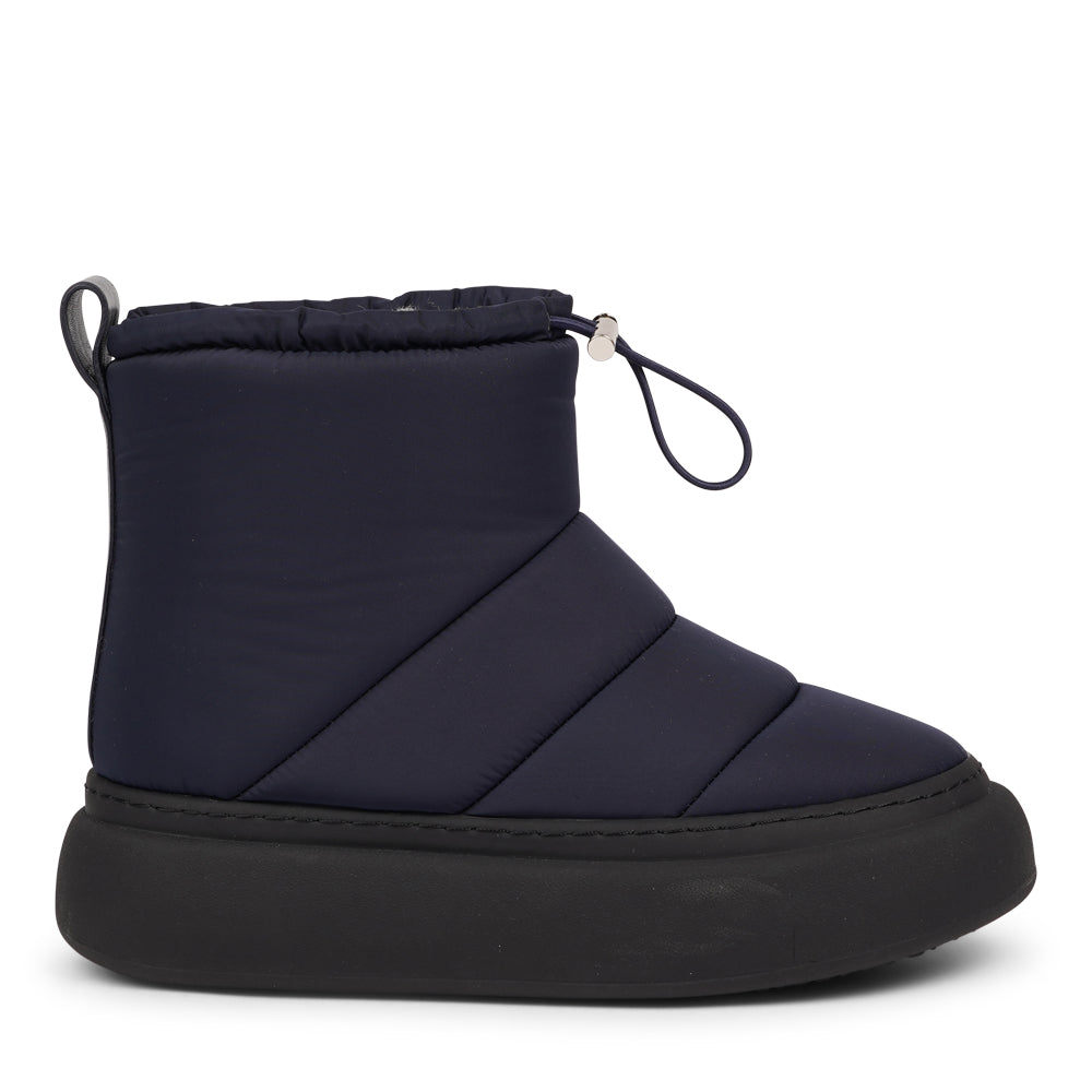 The Nimis boots are crafted to keep your feet cozy and stylish throughout the autumn and winter season. Enjoy the ultimate softness and warmth as the luxurious shearling lining envelops your feet in comfort.
Featuring soft, durable rubber soles, these boots offer the perfect balance of flexibility and strength, making them ideal for winter. Thanks to the water-resistant nylon material, you can stay dry and comfortable, even on rainy days.