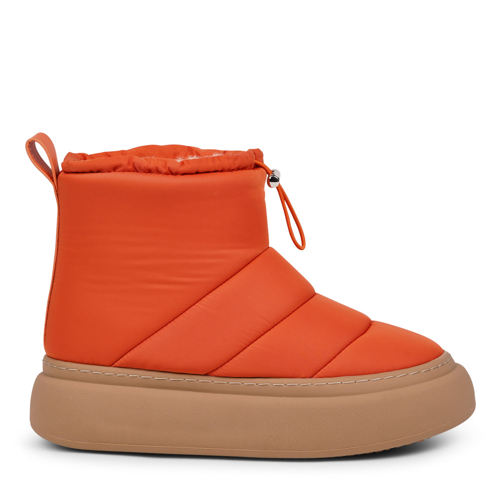 The Nimis boots are crafted to keep your feet cozy and stylish throughout the autumn and winter season. Enjoy the ultimate softness and warmth as the luxurious shearling lining envelops your feet in comfort.
Featuring soft, durable rubber soles, these boots offer the perfect balance of flexibility and strength, making them ideal for winter. Thanks to the water-resistant nylon material, you can stay dry and comfortable, even on rainy days.