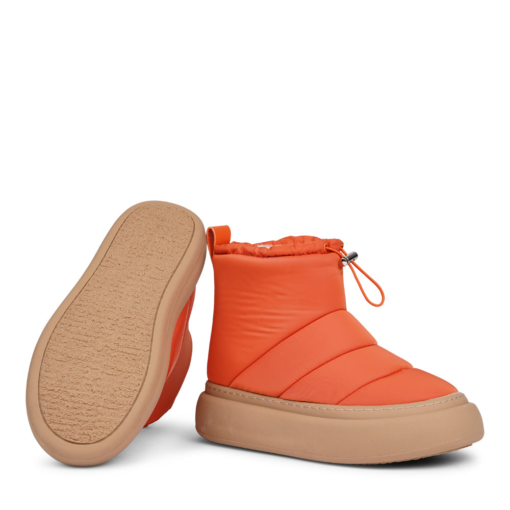 The Nimis boots are crafted to keep your feet cozy and stylish throughout the autumn and winter season. Enjoy the ultimate softness and warmth as the luxurious shearling lining envelops your feet in comfort.
Featuring soft, durable rubber soles, these boots offer the perfect balance of flexibility and strength, making them ideal for winter. Thanks to the water-resistant nylon material, you can stay dry and comfortable, even on rainy days.