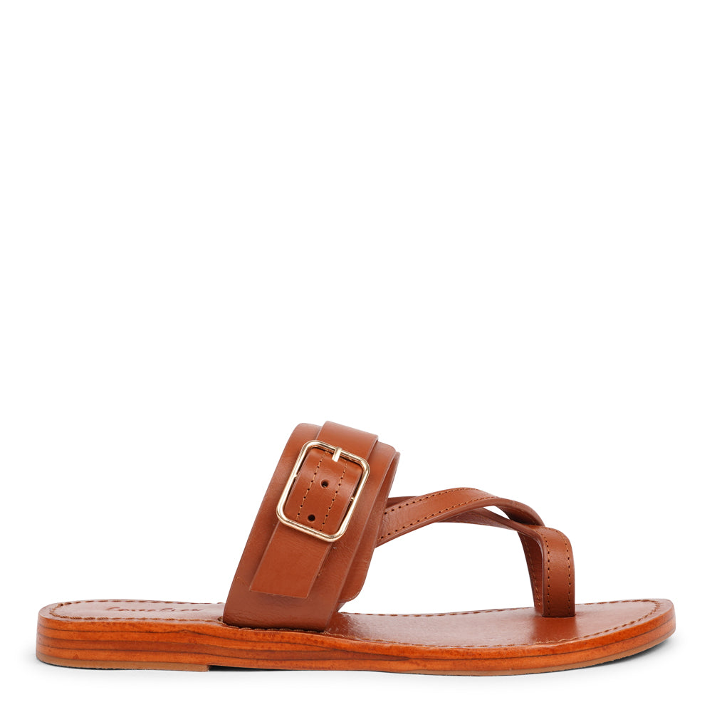Meet Olio, our expertly handcrafted leather sandal that blends feminine charm with all-day wearability. Designed with a single adjustable buckle, it offers a secure, tailored fit that adapts effortlessly to your lifestyle.
Crafted from vegetable-tanned buffalo leather, the straps are soft, durable, and built to last. Finished with a leather sole and rubber grip, Olio ensures stability and comfort with every step—perfect for both relaxed days and dressed-up moments.