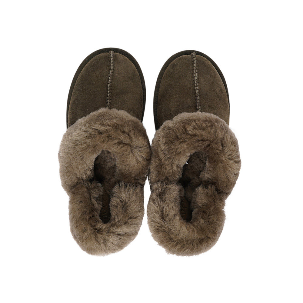 Double-Faced Shearling Mules with Detachable Heel Strap
Wrap your feet in warmth and comfort this autumn with our Lovelies shearling mules. Crafted from soft shearling and finished with a durable rubber sole, they combine luxurious coziness with everyday practicality. The detachable heel strap adds versatility, making them perfect for both lounging and stepping outside in style.