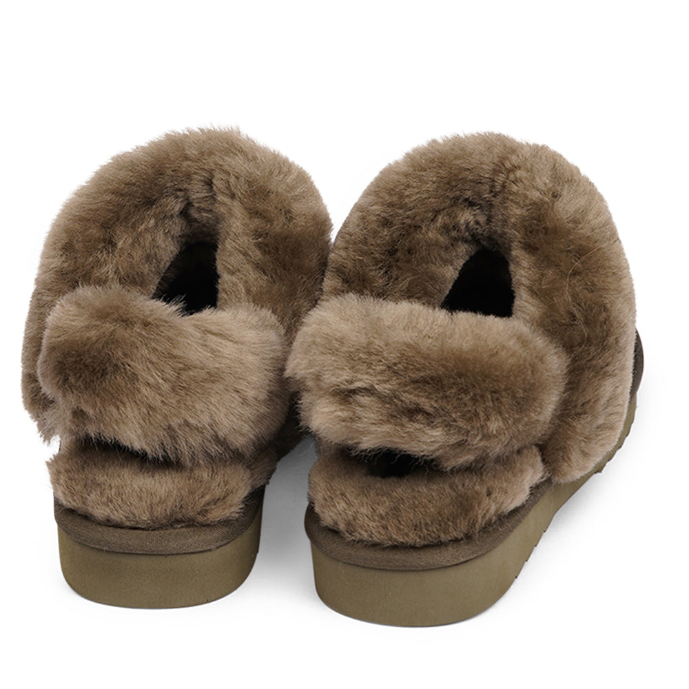 Double-Faced Shearling Mules with Detachable Heel Strap
Wrap your feet in warmth and comfort this autumn with our Lovelies shearling mules. Crafted from soft shearling and finished with a durable rubber sole, they combine luxurious coziness with everyday practicality. The detachable heel strap adds versatility, making them perfect for both lounging and stepping outside in style.