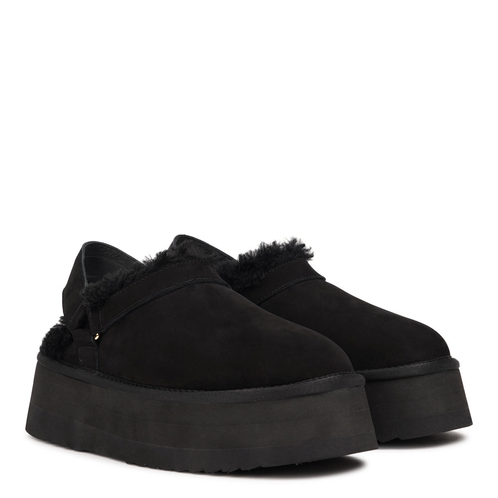 Lovelies - Orrido – Suede Mules with Shearling Lining. Step into cosy luxury with our Orrido suede mules. Made from soft, premium suede and lined with plush shearling, they keep your feet warm, comfy, and stylish — perfect for chilly days.
The adjustable heel strap lets you find your perfect fit, so you’ll feel secure and supported wherever the day takes you.
With a 5 cm platform sole, the Orrido mules add a touch of height and a lot of comfort.