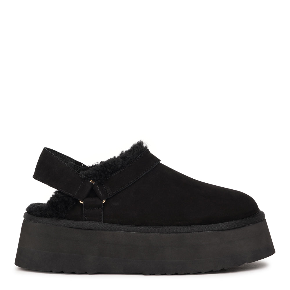 Lovelies - Orrido – Suede Mules with Shearling Lining. Step into cosy luxury with our Orrido suede mules. Made from soft, premium suede and lined with plush shearling, they keep your feet warm, comfy, and stylish — perfect for chilly days.
The adjustable heel strap lets you find your perfect fit, so you’ll feel secure and supported wherever the day takes you.
With a 5 cm platform sole, the Orrido mules add a touch of height and a lot of comfort.