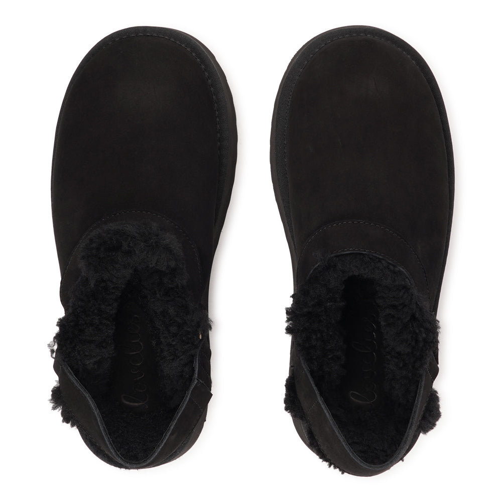 Lovelies - Orrido – Suede Mules with Shearling Lining. Step into cosy luxury with our Orrido suede mules. Made from soft, premium suede and lined with plush shearling, they keep your feet warm, comfy, and stylish — perfect for chilly days.
The adjustable heel strap lets you find your perfect fit, so you’ll feel secure and supported wherever the day takes you.
With a 5 cm platform sole, the Orrido mules add a touch of height and a lot of comfort.