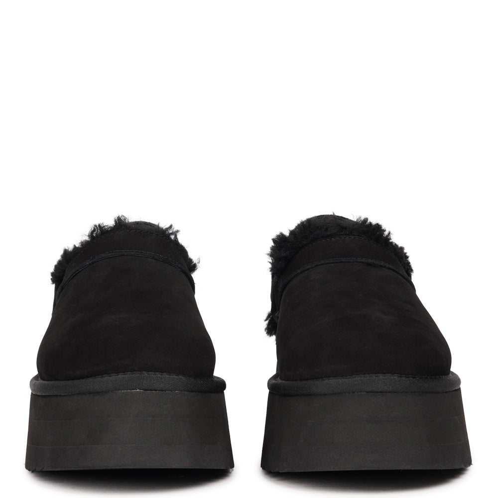 Lovelies - Orrido – Suede Mules with Shearling Lining. Step into cosy luxury with our Orrido suede mules. Made from soft, premium suede and lined with plush shearling, they keep your feet warm, comfy, and stylish — perfect for chilly days.
The adjustable heel strap lets you find your perfect fit, so you’ll feel secure and supported wherever the day takes you.
With a 5 cm platform sole, the Orrido mules add a touch of height and a lot of comfort.