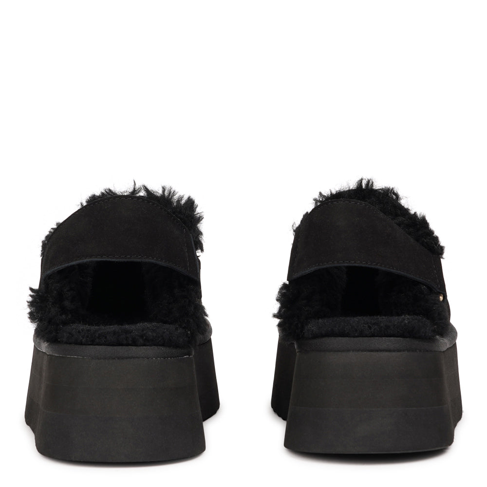 Lovelies - Orrido – Suede Mules with Shearling Lining. Step into cosy luxury with our Orrido suede mules. Made from soft, premium suede and lined with plush shearling, they keep your feet warm, comfy, and stylish — perfect for chilly days.
The adjustable heel strap lets you find your perfect fit, so you’ll feel secure and supported wherever the day takes you.
With a 5 cm platform sole, the Orrido mules add a touch of height and a lot of comfort.