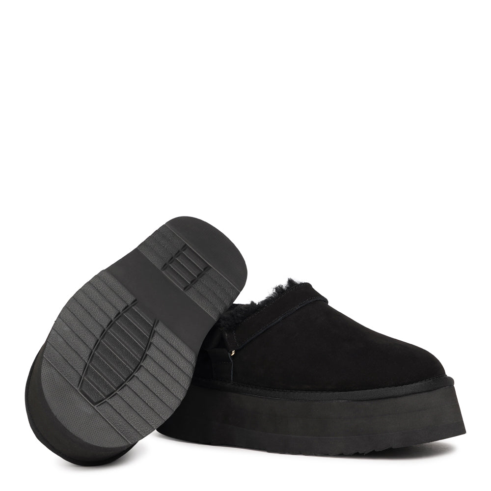 Lovelies - Orrido – Suede Mules with Shearling Lining. Step into cosy luxury with our Orrido suede mules. Made from soft, premium suede and lined with plush shearling, they keep your feet warm, comfy, and stylish — perfect for chilly days.
The adjustable heel strap lets you find your perfect fit, so you’ll feel secure and supported wherever the day takes you.
With a 5 cm platform sole, the Orrido mules add a touch of height and a lot of comfort.