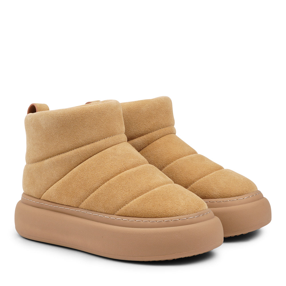 Step into autumn with the luxurious comfort of the Osura Mid-High Shearling Boots!
Crafted with plush shearling lining, these boots envelop your feet in warmth and softness, making them your go-to choice for chilly days. The durable rubber soles provide excellent traction, ensuring stability and support on any terrain.
With their stylish mid-high design, the Osura boots effortlessly combine fashion and function, making them perfect for winter outings or cozy nights in. Elevate your wardrobe with these stu