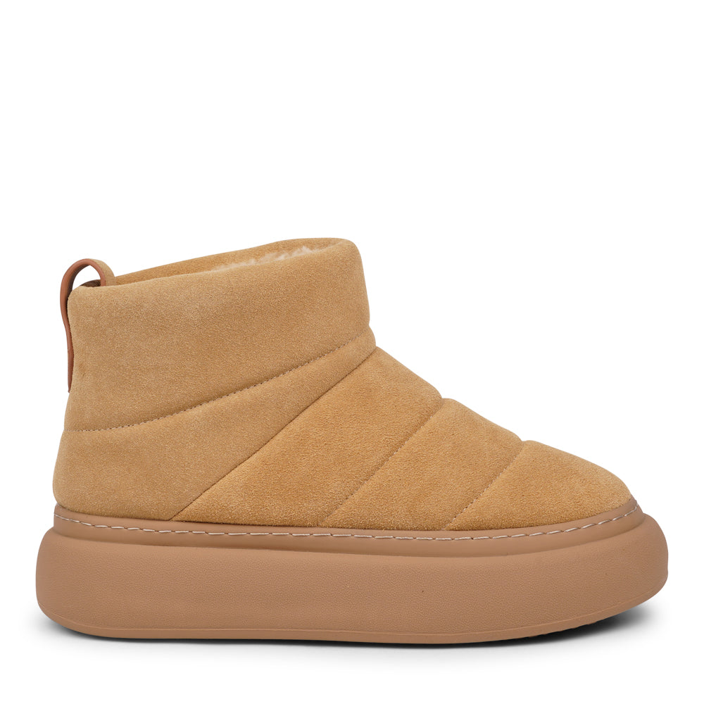 Step into autumn with the luxurious comfort of the Osura Mid-High Shearling Boots!
Crafted with plush shearling lining, these boots envelop your feet in warmth and softness, making them your go-to choice for chilly days. The durable rubber soles provide excellent traction, ensuring stability and support on any terrain.
With their stylish mid-high design, the Osura boots effortlessly combine fashion and function, making them perfect for winter outings or cozy nights in. Elevate your wardrobe with these stu