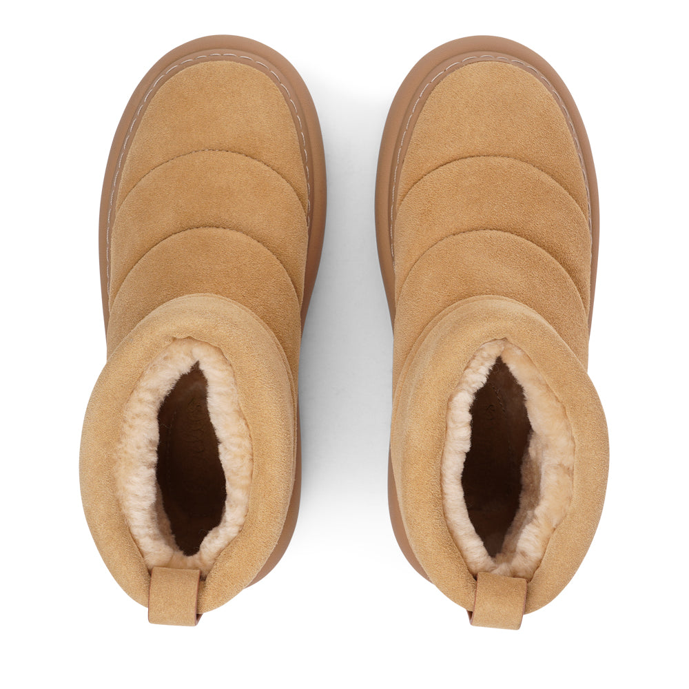 Step into autumn with the luxurious comfort of the Osura Mid-High Shearling Boots!
Crafted with plush shearling lining, these boots envelop your feet in warmth and softness, making them your go-to choice for chilly days. The durable rubber soles provide excellent traction, ensuring stability and support on any terrain.
With their stylish mid-high design, the Osura boots effortlessly combine fashion and function, making them perfect for winter outings or cozy nights in. Elevate your wardrobe with these stu