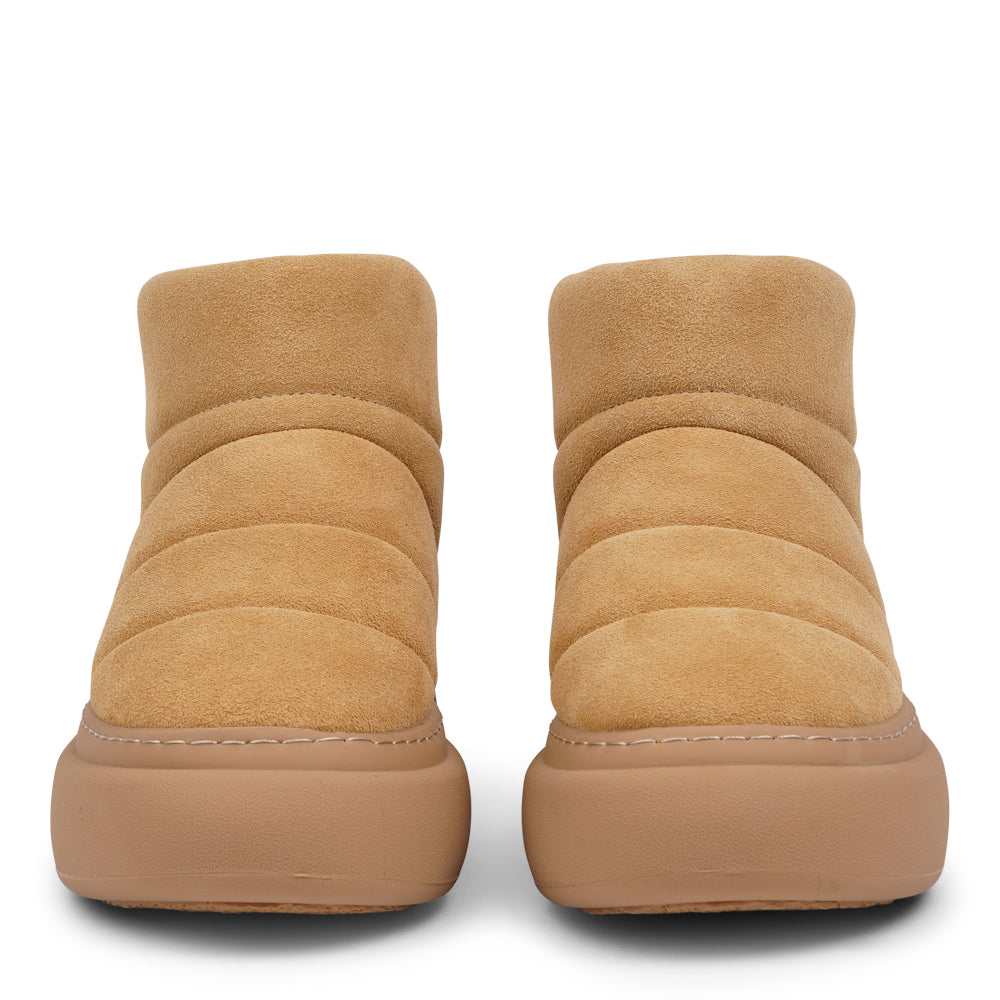 Step into autumn with the luxurious comfort of the Osura Mid-High Shearling Boots!
Crafted with plush shearling lining, these boots envelop your feet in warmth and softness, making them your go-to choice for chilly days. The durable rubber soles provide excellent traction, ensuring stability and support on any terrain.
With their stylish mid-high design, the Osura boots effortlessly combine fashion and function, making them perfect for winter outings or cozy nights in. Elevate your wardrobe with these stu