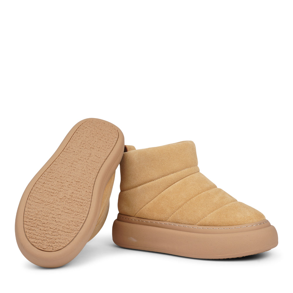 Step into autumn with the luxurious comfort of the Osura Mid-High Shearling Boots!
Crafted with plush shearling lining, these boots envelop your feet in warmth and softness, making them your go-to choice for chilly days. The durable rubber soles provide excellent traction, ensuring stability and support on any terrain.
With their stylish mid-high design, the Osura boots effortlessly combine fashion and function, making them perfect for winter outings or cozy nights in. Elevate your wardrobe with these stu