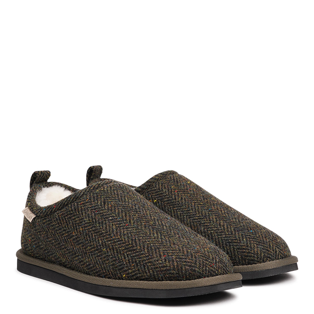 Introducing the Palpana slippers for men, designed for ultimate comfort and warmth. Crafted from 100% wool, these open slippers feature a footbed and lining made from luxurious shearling fur, offering a soft, plush feel that keeps your feet cozy all day long. The natural properties of the shearling help regulate temperature, ensuring your feet stay warm during the colder months while remaining comfortable and dry.
The slippers are equipped with a lightweight and flexible EVA sole, providing durability and