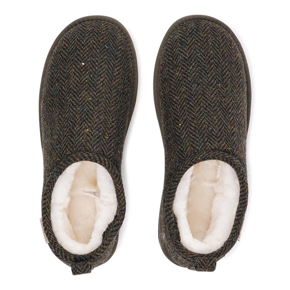 Introducing the Palpana slippers for men, designed for ultimate comfort and warmth. Crafted from 100% wool, these open slippers feature a footbed and lining made from luxurious shearling fur, offering a soft, plush feel that keeps your feet cozy all day long. The natural properties of the shearling help regulate temperature, ensuring your feet stay warm during the colder months while remaining comfortable and dry.
The slippers are equipped with a lightweight and flexible EVA sole, providing durability and