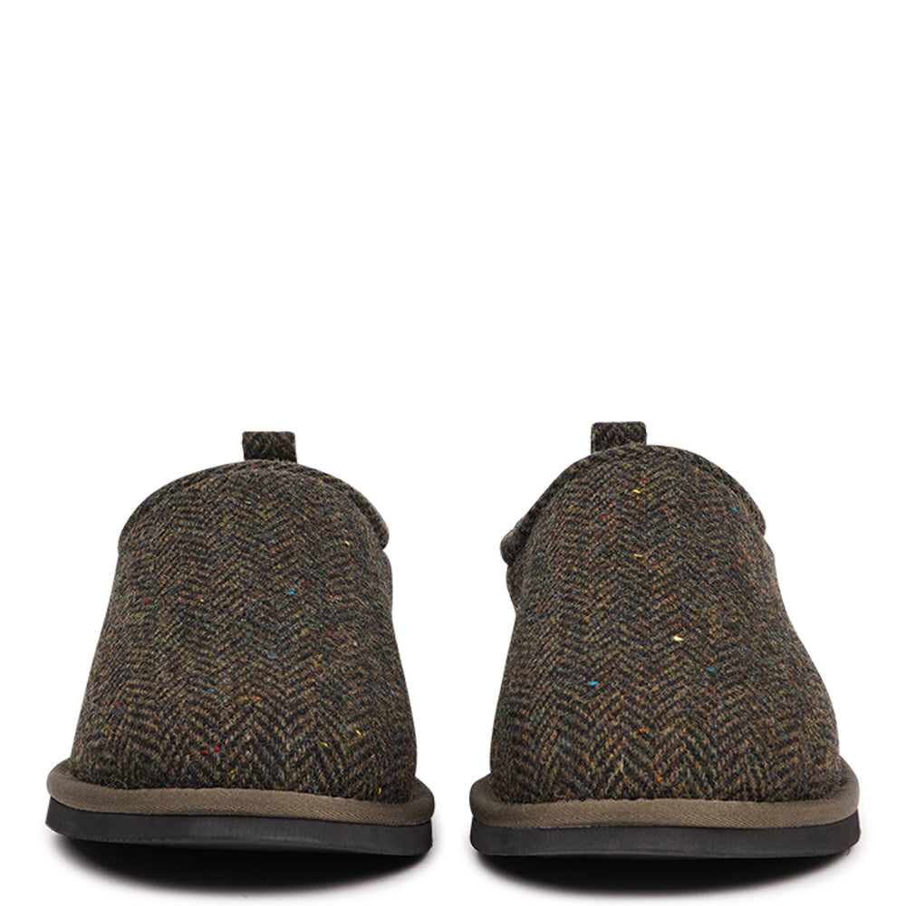 Introducing the Palpana slippers for men, designed for ultimate comfort and warmth. Crafted from 100% wool, these open slippers feature a footbed and lining made from luxurious shearling fur, offering a soft, plush feel that keeps your feet cozy all day long. The natural properties of the shearling help regulate temperature, ensuring your feet stay warm during the colder months while remaining comfortable and dry.
The slippers are equipped with a lightweight and flexible EVA sole, providing durability and