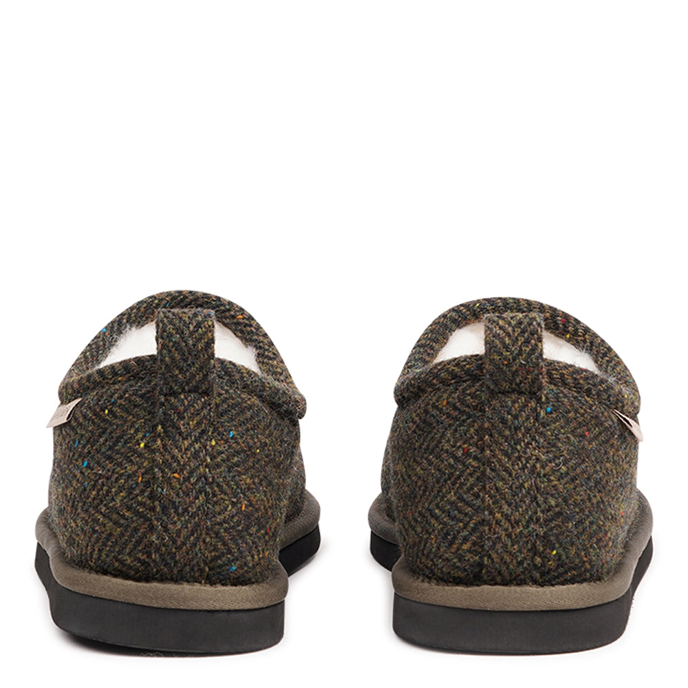 Introducing the Palpana slippers for men, designed for ultimate comfort and warmth. Crafted from 100% wool, these open slippers feature a footbed and lining made from luxurious shearling fur, offering a soft, plush feel that keeps your feet cozy all day long. The natural properties of the shearling help regulate temperature, ensuring your feet stay warm during the colder months while remaining comfortable and dry.
The slippers are equipped with a lightweight and flexible EVA sole, providing durability and