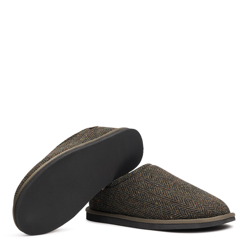 Introducing the Palpana slippers for men, designed for ultimate comfort and warmth. Crafted from 100% wool, these open slippers feature a footbed and lining made from luxurious shearling fur, offering a soft, plush feel that keeps your feet cozy all day long. The natural properties of the shearling help regulate temperature, ensuring your feet stay warm during the colder months while remaining comfortable and dry.
The slippers are equipped with a lightweight and flexible EVA sole, providing durability and