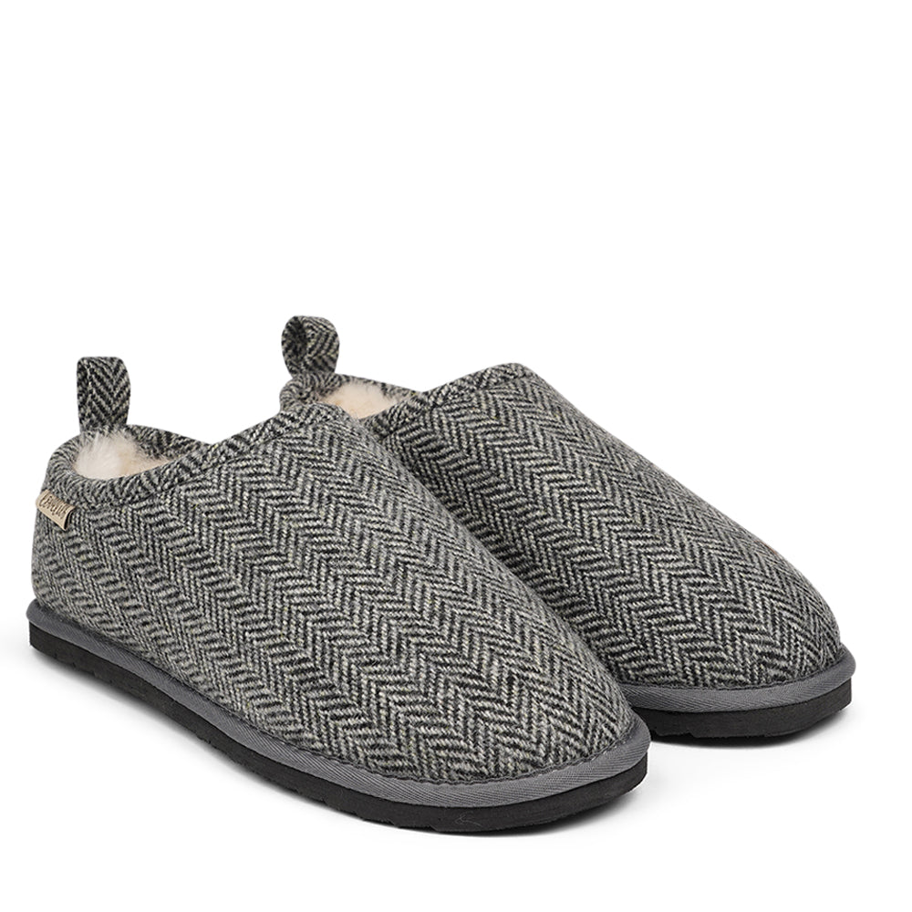 Introducing the Palpana slippers for men, designed for ultimate comfort and warmth. Crafted from 100% wool, these open slippers feature a footbed and lining made from luxurious shearling fur, offering a soft, plush feel that keeps your feet cozy all day long. The natural properties of the shearling help regulate temperature, ensuring your feet stay warm during the colder months while remaining comfortable and dry.