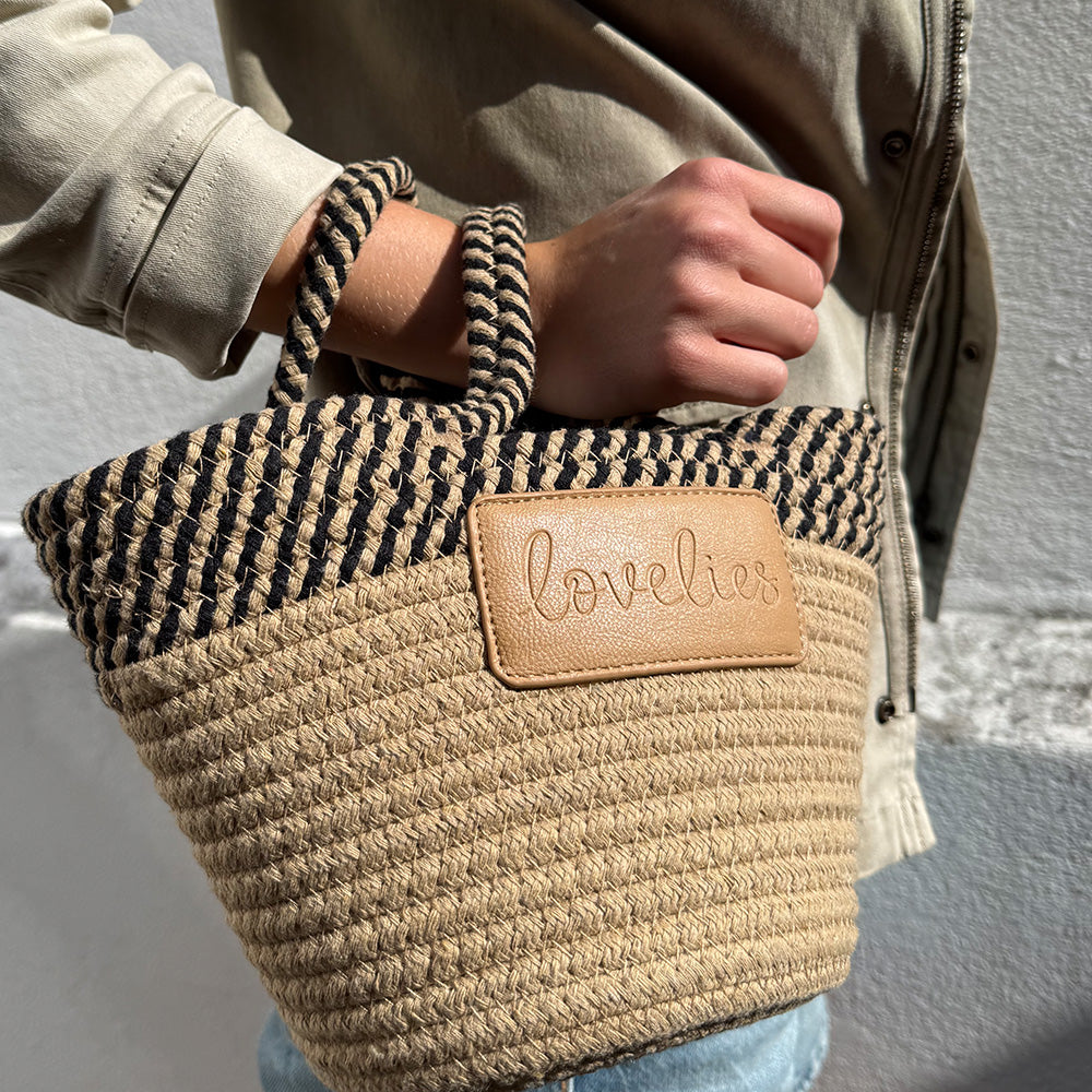 Lovelies - Brighten up your day with the Paraiso Mini Bag – a stylish essential made of soft rope, perfect for cheerful spring moments and long, golden summer days. Whether you're heading for a beach escape, a relaxed picnic, or browsing the local market, this mini tote adds the perfect touch of sunshine to your outfit.
Lightweight, charming, and full of personality – the Paraiso is your go-to bag for every sun-drenched adventure.