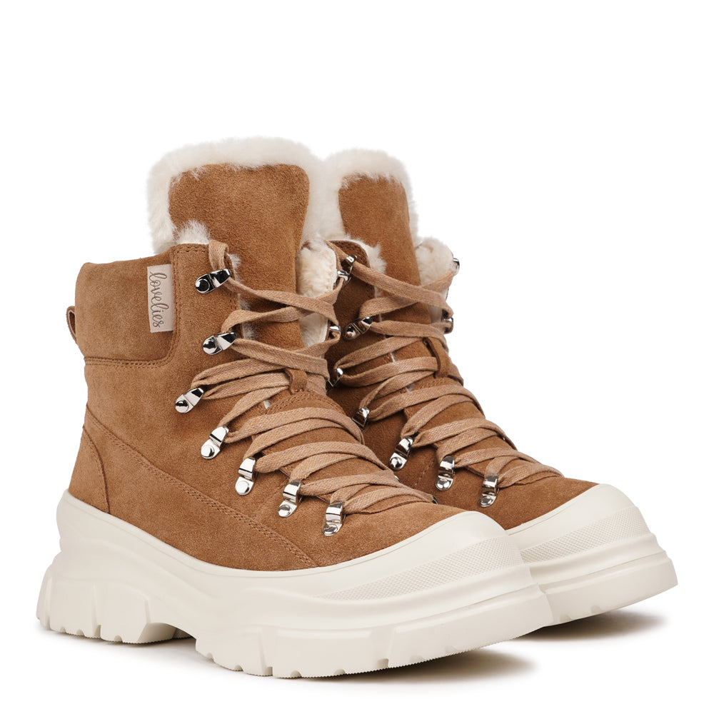 Lovelies Meet your new go-to boots for cold-weather adventures. The Pecol trekking boots combine durability, comfort, and effortless style — built for those who want performance without compromising on looks. Featuring a rugged yet flexible rubber sole for superior grip, every step feels steady and secure, whether you’re exploring the outdoors or strolling through the city.
Lined with soft, insulating shearling, these boots wrap your feet in warmth and comfort. With their perfect mix of fashion and function