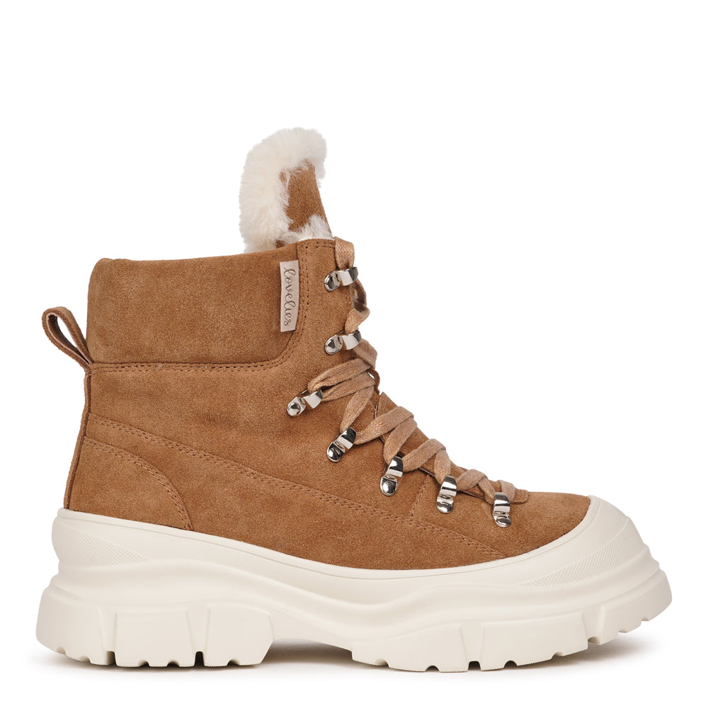 Lovelies Meet your new go-to boots for cold-weather adventures. The Pecol trekking boots combine durability, comfort, and effortless style — built for those who want performance without compromising on looks. Featuring a rugged yet flexible rubber sole for superior grip, every step feels steady and secure, whether you’re exploring the outdoors or strolling through the city.
Lined with soft, insulating shearling, these boots wrap your feet in warmth and comfort. With their perfect mix of fashion and function