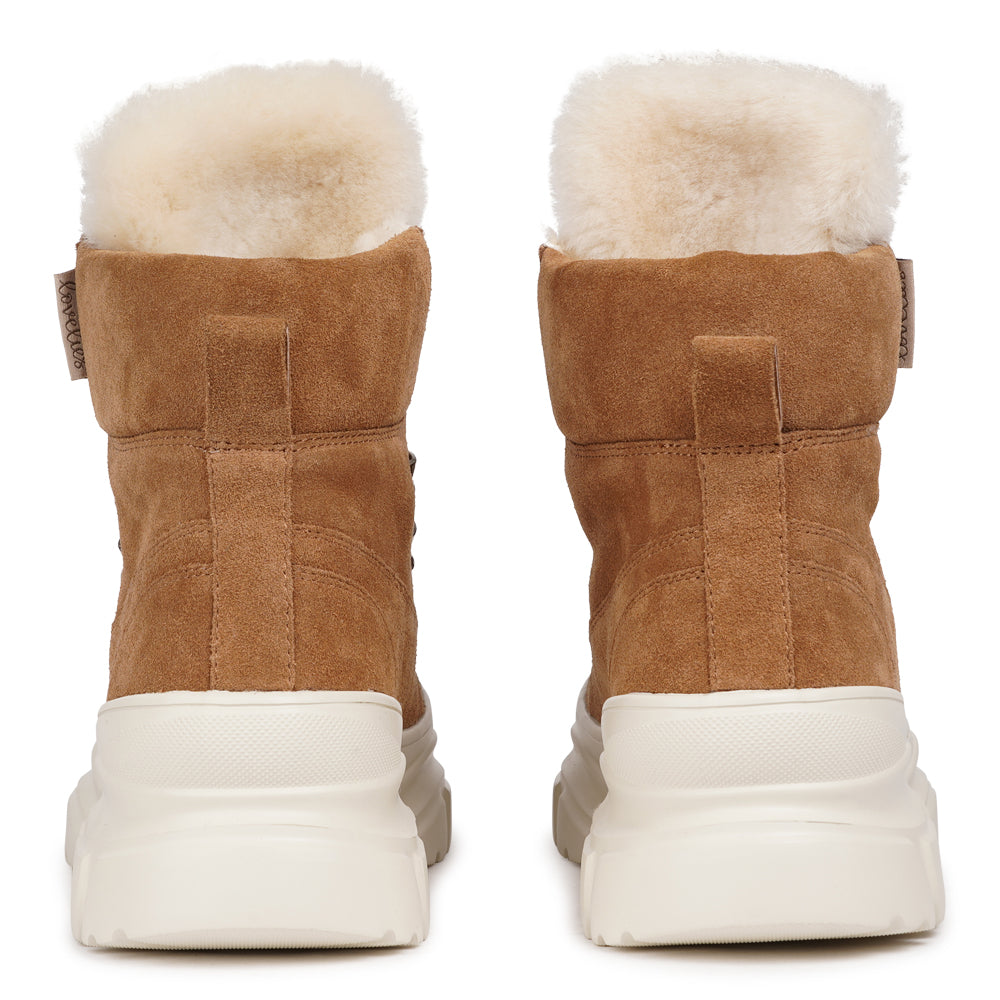 Lovelies Meet your new go-to boots for cold-weather adventures. The Pecol trekking boots combine durability, comfort, and effortless style — built for those who want performance without compromising on looks. Featuring a rugged yet flexible rubber sole for superior grip, every step feels steady and secure, whether you’re exploring the outdoors or strolling through the city.
Lined with soft, insulating shearling, these boots wrap your feet in warmth and comfort. With their perfect mix of fashion and function