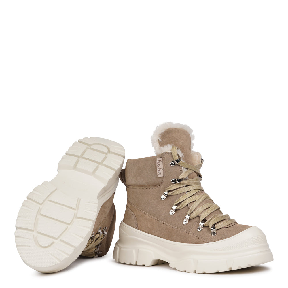 Lovelies - Meet your new go-to boots for cold-weather adventures. The Pecol trekking boots combine durability, comfort, and effortless style — built for those who want performance without compromising on looks.
Featuring a rugged yet flexible rubber sole for superior grip, every step feels steady and secure, whether you’re exploring the outdoors or strolling through the city.
Lined with soft, insulating shearling, these boots wrap your feet in warmth and comfort.