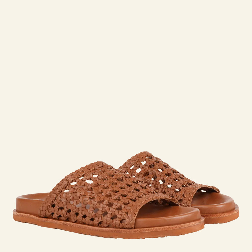 Lovelies Studio - Positano — a beautifully handcrafted leather sandal that blends feminine elegance with everyday comfort. Designed with a wide, handwoven leather strap and a soft leather insole for a natural, comfortable feel.
Crafted from vegetable-tanned leather, the supple yet durable straps are made to age beautifully over time. Finished with a durable rubber outsole for reliable grip, Positano offers both stability and ease—perfect for relaxed daytime wear and more refined evening occasions.