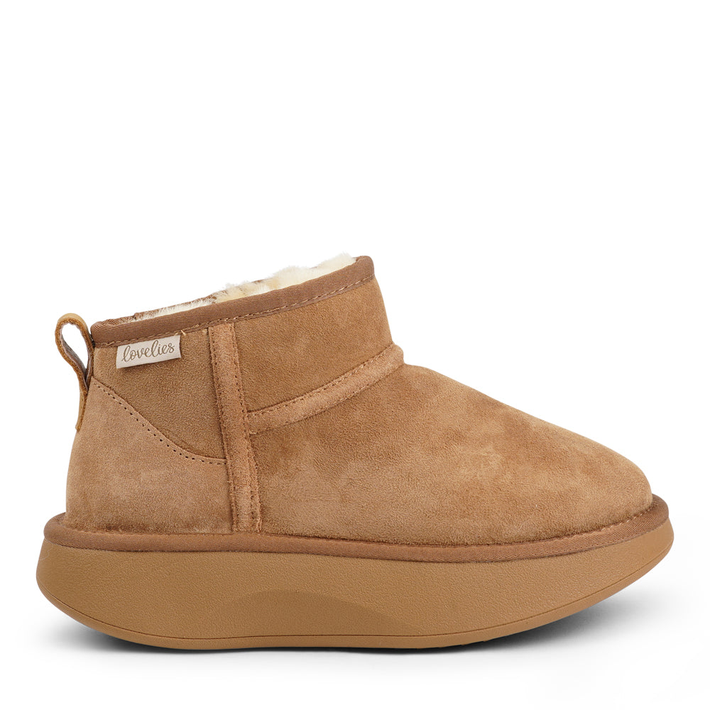 Lovelies Studio - Crafted for unparalleled comfort, these luxurious shearling boots are your perfect winter companion. With soft, durable rubber soles, they provide the confidence to navigate colder months while keeping your feet protected from the elements.
The Prayon boots go beyond mere functionality—effortlessly combining warmth and style, they offer a seamless blend of fashion and practicality.