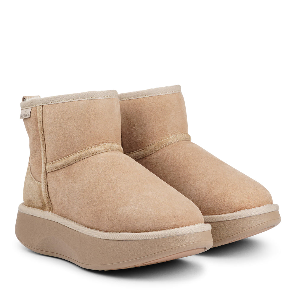 Lovelies Studio - Crafted for unparalleled comfort, these luxurious shearling boots are your perfect winter companion. With soft, durable rubber soles, they provide the confidence to navigate colder months while keeping your feet protected from the elements.
The Prayon boots go beyond mere functionality—effortlessly combining warmth and style, they offer a seamless blend of fashion and practicality.