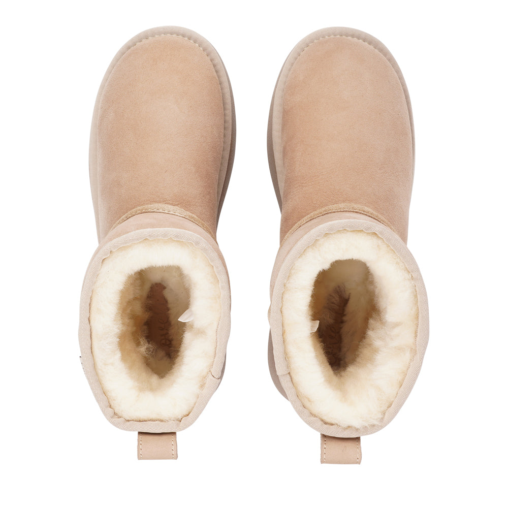 Lovelies Studio - Crafted for unparalleled comfort, these luxurious shearling boots are your perfect winter companion. With soft, durable rubber soles, they provide the confidence to navigate colder months while keeping your feet protected from the elements.
The Prayon boots go beyond mere functionality—effortlessly combining warmth and style, they offer a seamless blend of fashion and practicality.