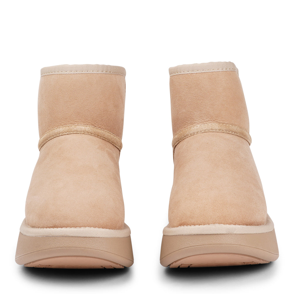 Lovelies Studio - Crafted for unparalleled comfort, these luxurious shearling boots are your perfect winter companion. With soft, durable rubber soles, they provide the confidence to navigate colder months while keeping your feet protected from the elements.
The Prayon boots go beyond mere functionality—effortlessly combining warmth and style, they offer a seamless blend of fashion and practicality.