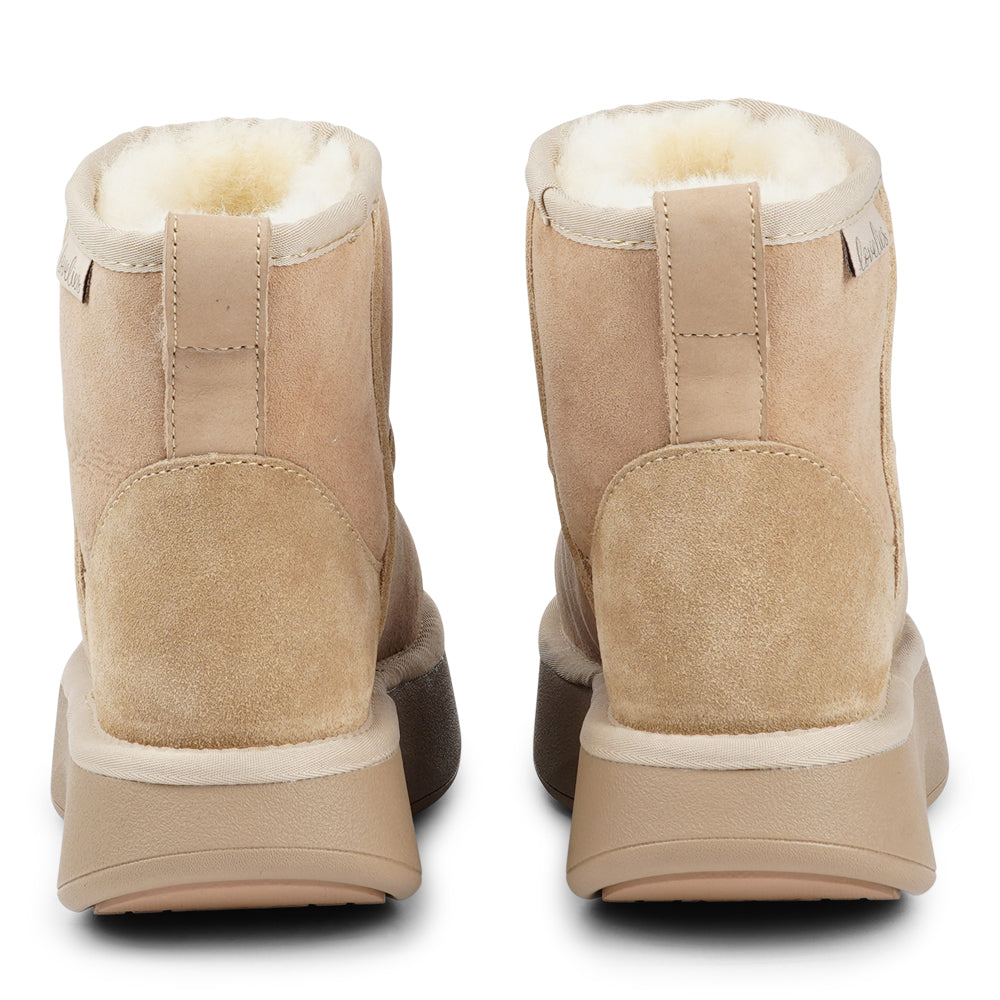 Lovelies Studio - Crafted for unparalleled comfort, these luxurious shearling boots are your perfect winter companion. With soft, durable rubber soles, they provide the confidence to navigate colder months while keeping your feet protected from the elements.
The Prayon boots go beyond mere functionality—effortlessly combining warmth and style, they offer a seamless blend of fashion and practicality.