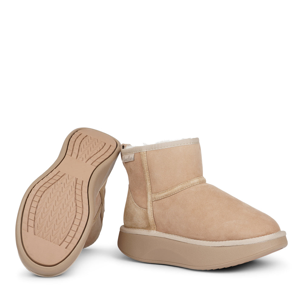 Lovelies Studio - Crafted for unparalleled comfort, these luxurious shearling boots are your perfect winter companion. With soft, durable rubber soles, they provide the confidence to navigate colder months while keeping your feet protected from the elements.
The Prayon boots go beyond mere functionality—effortlessly combining warmth and style, they offer a seamless blend of fashion and practicality.