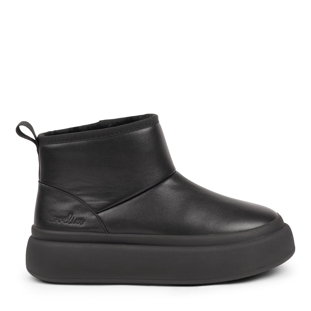 Step into autumn with the luxurious comfort of the Premana Mid-High Shearling Boots!
Crafted with plush shearling lining, these boots envelop your feet in warmth and softness, making them your go-to choice for chilly days. The durable rubber soles provide excellent traction, ensuring stability and support on any terrain.