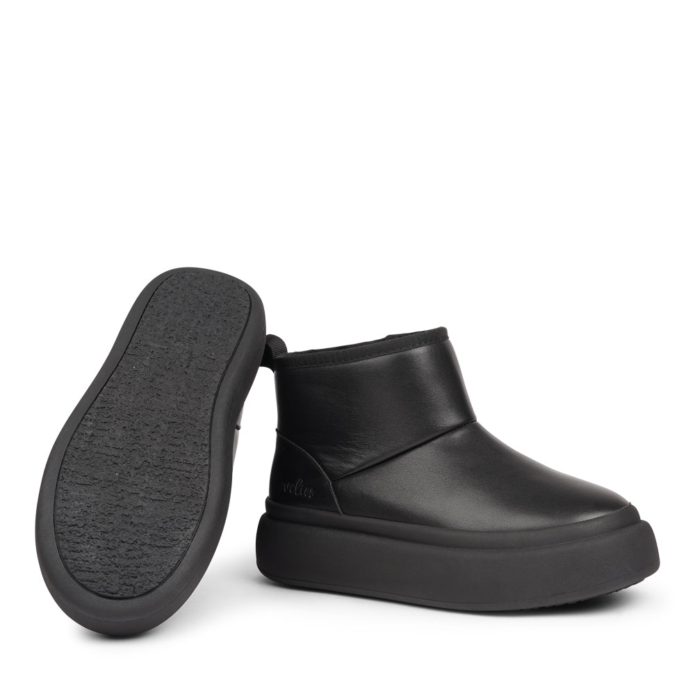 Step into autumn with the luxurious comfort of the Premana Mid-High Shearling Boots!
Crafted with plush shearling lining, these boots envelop your feet in warmth and softness, making them your go-to choice for chilly days. The durable rubber soles provide excellent traction, ensuring stability and support on any terrain.