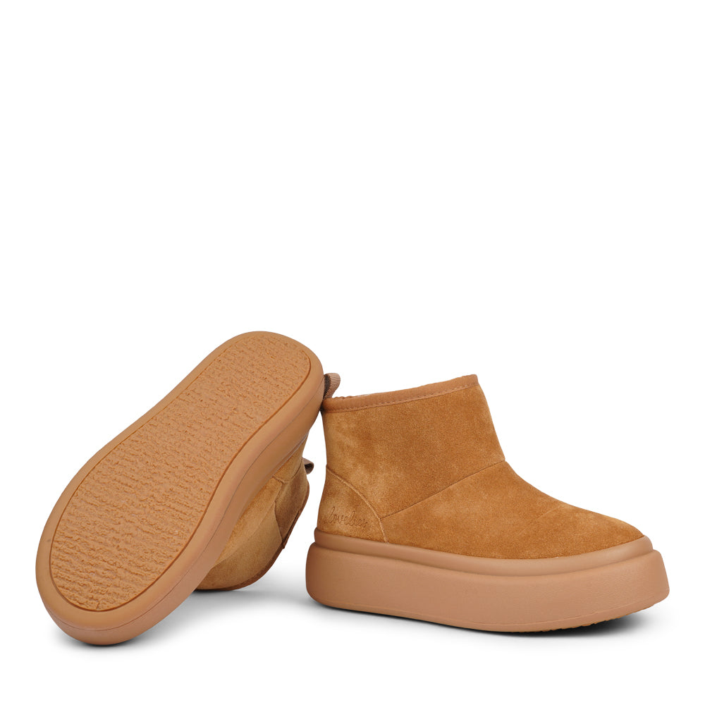 Step into autumn with the luxurious comfort of the Premana Mid-High Shearling Boots!
Crafted with plush shearling lining, these boots envelop your feet in warmth and softness, making them your go-to choice for chilly days. The durable rubber soles provide excellent traction, ensuring stability and support on any terrain.
With their stylish mid-high design, the Premana boots effortlessly combine fashion and function, making them perfect for winter outings or cozy nights in. Elevate your wardrobe with these