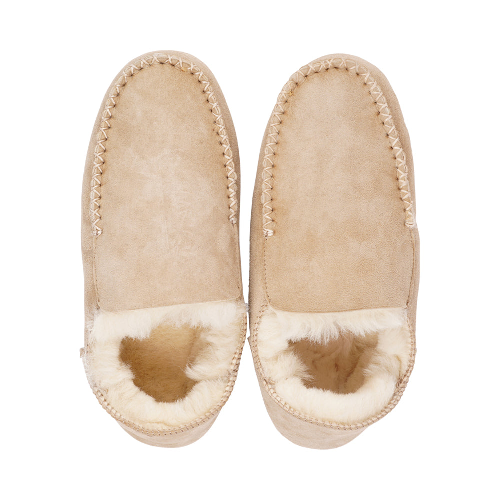 Lovelies Crafted from 100% premium sheepskin, these moccasins not only epitomize elegance but also offer a multitude of practical benefits that cater to the changing seasons. We are proud to announce that Pumori Shearling Moccasins hold the prestigious LWG Environmental GOLD RATED Certification, a testament to our commitment to sustainable and eco-friendly practices.
