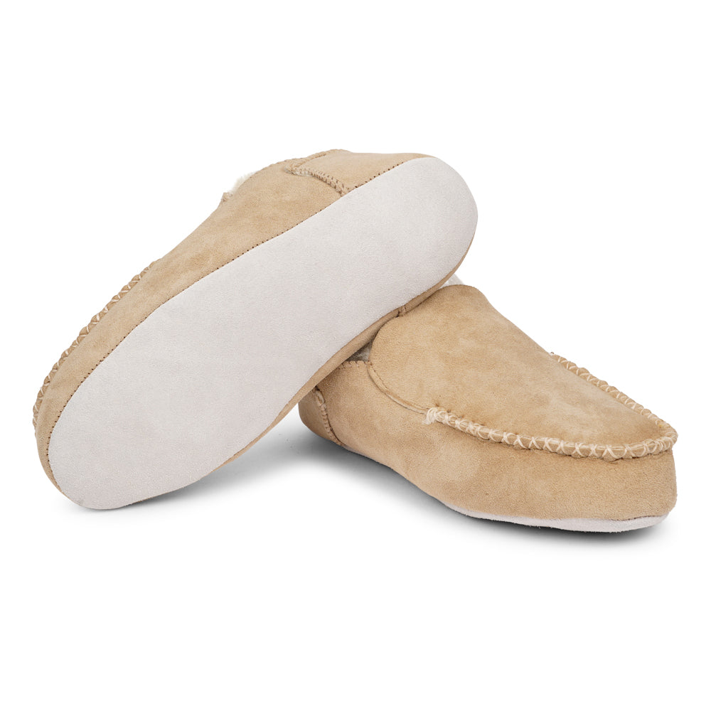 Lovelies Crafted from 100% premium sheepskin, these moccasins not only epitomize elegance but also offer a multitude of practical benefits that cater to the changing seasons. We are proud to announce that Pumori Shearling Moccasins hold the prestigious LWG Environmental GOLD RATED Certification, a testament to our commitment to sustainable and eco-friendly practices.