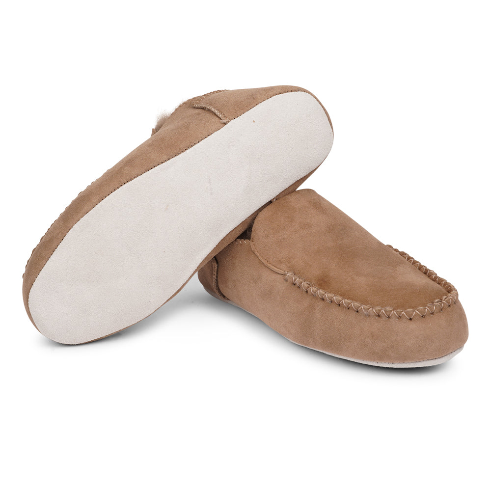 Lovelies Crafted from 100% premium sheepskin, these moccasins not only epitomize elegance but also offer a multitude of practical benefits that cater to the changing seasons. We are proud to announce that Pumori Shearling Moccasins hold the prestigious LWG Environmental GOLD RATED Certification, a testament to our commitment to sustainable and eco-friendly practices.